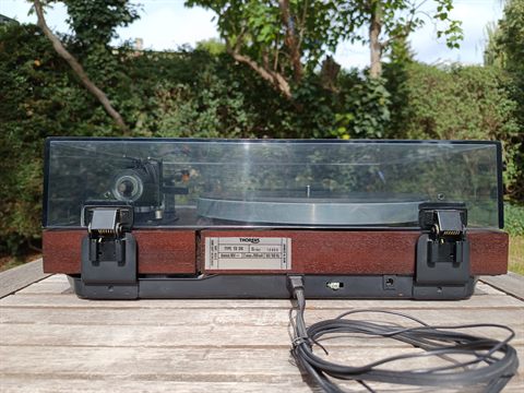Thorens TD 318 zezadu, štítek, závěsy víka a kabel s cinch konektory
