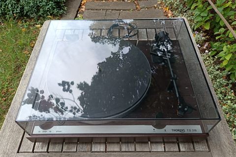 Thorens TD 318 se zavřeným víkem