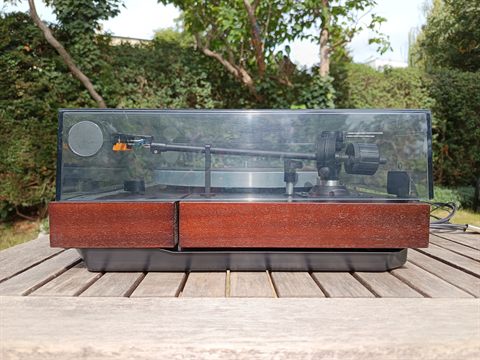 Thorens TD 318 z pravého boku s raménkem