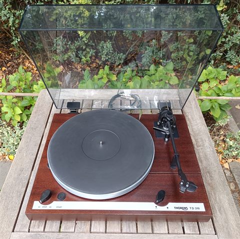 Thorens TD 318 shora s otevřeným víkem